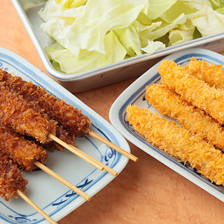 Enjoy the traditional taste that has been around for 40 years ◎ “Kushikatsu” is freshly fried and crispy!