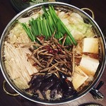もつ鍋 六花舎 - 九州醤油味。地元の調味料と、アゴ出汁、鶏ガラであっさりだけど、奥深い味です。
