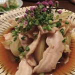 もつ鍋 六花舎 - 黒毛和牛の直腸を丁寧に処理して、自家製ポン酢と柚子胡椒で、召し上がってください。