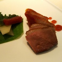鴻臚 - 香港焼き物二種と野菜の甘酢漬け。