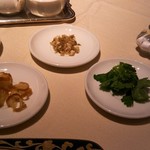 鴻臚 - 土鍋かゆ薬味いろいろ。