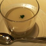 鴻臚 - やわらか杏仁豆腐。