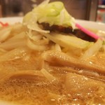 Ramen sanpachi - 昔ながらの玉葱、もやしが食感を楽しませてくれます。