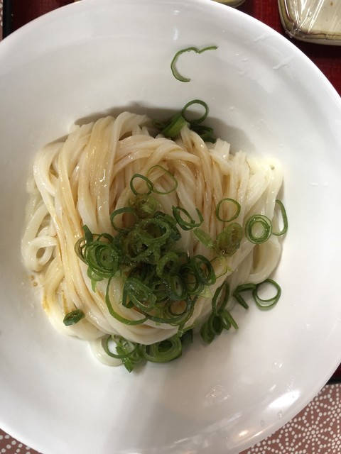 2回目の訪問です 前回と同じ しょうゆ中 を注文すると少し暖かい そのまま うどんでした 前回は しょうゆ冷や中 と言ったので冷たいうどん でした どちらも美味しいうどんでした By ハラポン1210 山とも 宇多津 うどん 食べログ