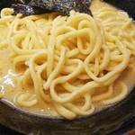 壱角家 新座野火止店 - 麺は太くてゴワゴワな食感。