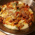 韓国酒場 コッキオ ルクア大阪店 - ピリ辛鶏肉と野菜に山盛りチーズをトッピング、バーナーで炙ったたまらないビジュアル
