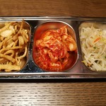 韓国酒場 コッキオ ルクア大阪店 - 3種のおかずは右から、さっぱり旨味のもやしナムル、キムチ、韓国おでん（薄い練り物）