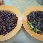 San Ching San Hokkien Mee - 料理写真:見分けがつかない程タレで真っ黒！左は福建炒麺、右は福建炒河粉、各（小）RM8.50
