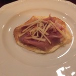 f - ヤマノイモのクレープ スカモルツァチーズと 紅玉 ふじ 角館のいのししの茹でハム