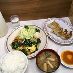 餃子の王将 - サービス定食(¥635)ごはん大盛(+¥50)
            餃子一人前(¥237) 計¥922
            この店の餃子一人前定食(¥432)のお得感と比べると、CP的にはかなり見劣りすると言わざるを得ない？