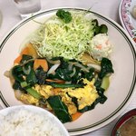 餃子の王将 - サービス定食(¥635)おかずアップ
            今日は玉子とほうれん草炒めだった。野菜は他にも入っているが、肉っ気は一切無い。ほうれん草は茎の部分が少なく、ひょっとしたら業務用の冷凍野菜ではないだろうか？