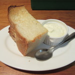 君想ふ暮らし - お通しのパンとバター