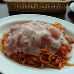 トラットリア グランボッカ - 牡蠣とベーコンのピリ辛トマトソース