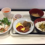 ホテルエコノ - 朝食(ポークウインナー、スクランブルエッグ、煮物、納豆、味噌汁、野菜ジュース)