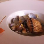 銀座 シェ・トモ - 2011年６月　産地直送地魚のソテーときつね色に焦がしたバミセリ あさりの白ワイン蒸しのジュースをそそいで