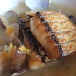 銀座 シェ・トモ - 2011年６月　産地直送地魚のソテーときつね色に焦がしたバミセリ あさりの白ワイン蒸しのジュースをそそいで