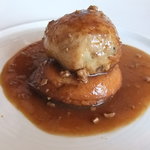 銀座 シェ・トモ - 2011年６月　森のキノコのパテをフランス産ウズラで包んでローストに　シフォンのように軽いエピスリーなスポンジの上にのせてフォアグラ風味のソースと共に