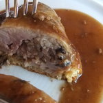 銀座 シェ・トモ - 2011年６月　森のキノコのパテをフランス産ウズラで包んでローストに　シフォンのように軽いエピスリーなスポンジの上にのせてフォアグラ風味のソースと共に