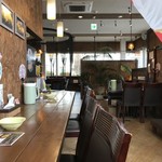 天竺 - カウンター席、テーブル席ございます店内。