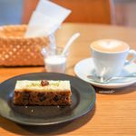 アカツキコーヒー - キャロットケーキ、カプチーノ