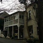 ル・ジャルダン・デュ・ソレイユ - 貝殻亭の裏にあります