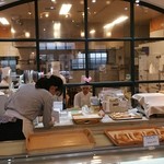 ル・ジャルダン・デュ・ソレイユ - 店頭奥は厨房になって職人さんが作ってる姿がみれます