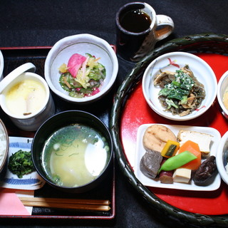 午餐900日元起。可以選擇魚和肉的樂趣...