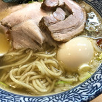 中華そば 多賀野 - 2018.3 丼詳細　「ふのり」を練り込んだという、オリジナリティー溢れる自家製麵。チャーシューは甘じょっぱい味付けのバラ肉が1枚と、塩で下味を付けた大きくてしっとり食感のロース肉が3枚