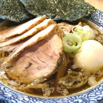 中華そば 多賀野 - 2017.10 丼詳細　「ふのり」入りの自家製麵は、粟国の塩ラーメンの画像でご確認ください。チャーシューは塩よりも小振りなロースでしっかり食感