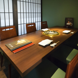 The 1st floor has horigotatsu-style tatami seating and Japanese-style table seating.