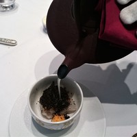 Grand rocher - 河豚と河豚の白子河豚の出汁仕立て　南部鉄瓶で出汁が注がれます