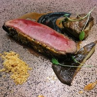 Grand rocher - シャラン鴨のロティ キャラメリゼしたヘーゼルナッツ 黒トリュフとトランペット茸のソース　フォアグラソテー添え