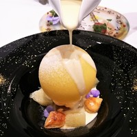 Grand rocher - オレンジの球体アイス アングレーズソース アーモンドガトー とバンペイユと共に　温かいソースを上から掛けます