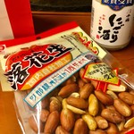 千福イップクカフェ 壱福庵 - 広島駅構内のセブイレで、ご当地的なピーナツを購入、アテにしながらカップ酒をいただいた。(ピーナツは広島市にあるミツヤ製で地味に美味しい。“可部線〜”の部分はシールになっていて期間限定風だが定番商品だ)
