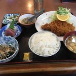 かつれつ軒 - チキンカツ定食700円(小鉢類全部付)