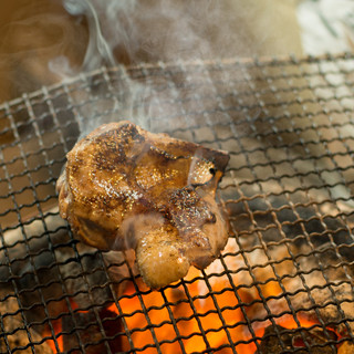 Carefully selected meat is slowly cooked over charcoal to make it juicy.