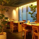 鉄板DINING O - 店内風景(テーブル席)。