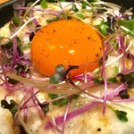 鉄板DINING O - お好み焼きのトロ〜リ卵のアップ。