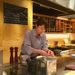 鉄板DINING O - 女性のシェフが華麗に鉄板料理を作っていく様は、なかなかいい感じだ。(オヤジ目線)