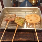 はなまる串カツ製作所 - 串カツ左から、穴子、アスパラ、レンコン