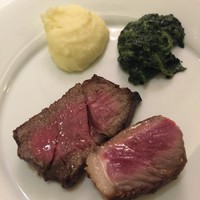 Empire Steak House Roppongi - 銘々の皿に盛り付けてくれます。