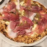 ピッツェリア チーロ - ポルチーニ薫るキノコと生ハムのピッツァ
