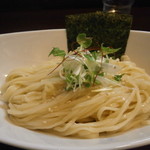 麺に海苔、カイワレや青菜です。