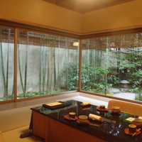 俵屋旅館 - 暁翠庵　窓が取外せます　庭屋一如