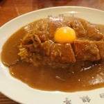 白銀亭 - トンカツカレーに生卵