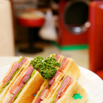 珈琲専門店 エース - 野菜もしっかり入ったローストビーフサンド。