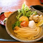うどんのタヌキ - 梅うどん（いなり付）