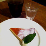 かもがわカフェ - かもがわハウスブレンド深煎り（¥470）＆レモン風味のベイクドチーズケーキ（¥450）
