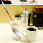 ライスカレー まんてん - 先ずはデミタス珈琲！ソースと間違えてカレーにかける都市伝説はどこに行った