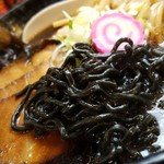 oshokujidokoroyuubarira-men - おおっ！麺が黒いです。